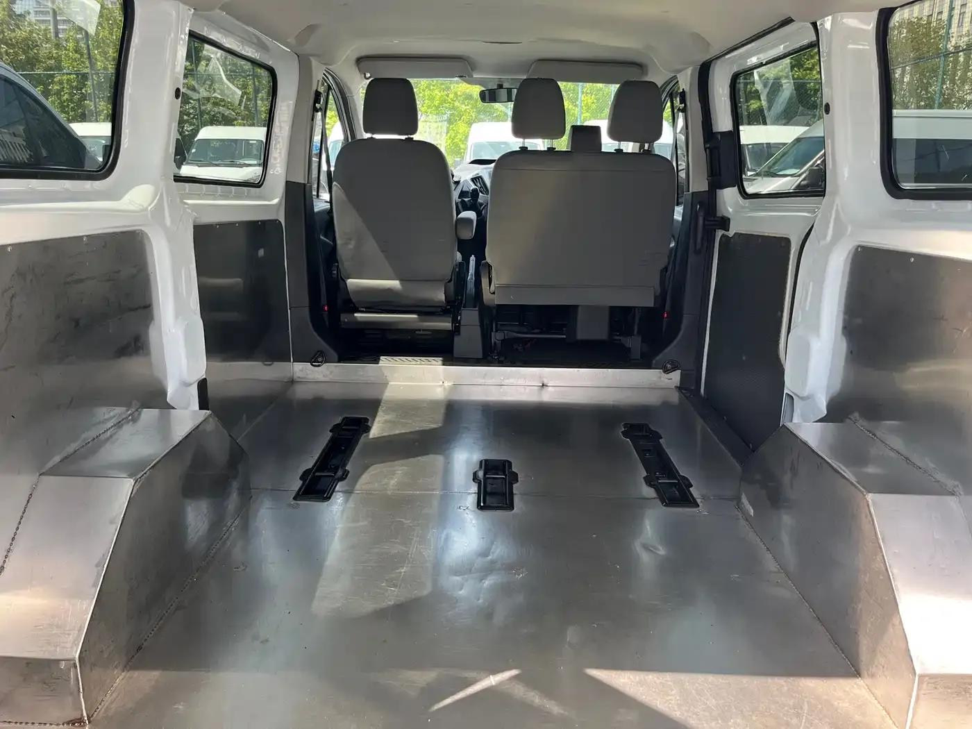 Ford Transit 2017 2.0T Diesel Multi-purpose Commercial Vehicle, Short Wheelbase, Low Roof, National IV Emission Standard — миниатюра 7