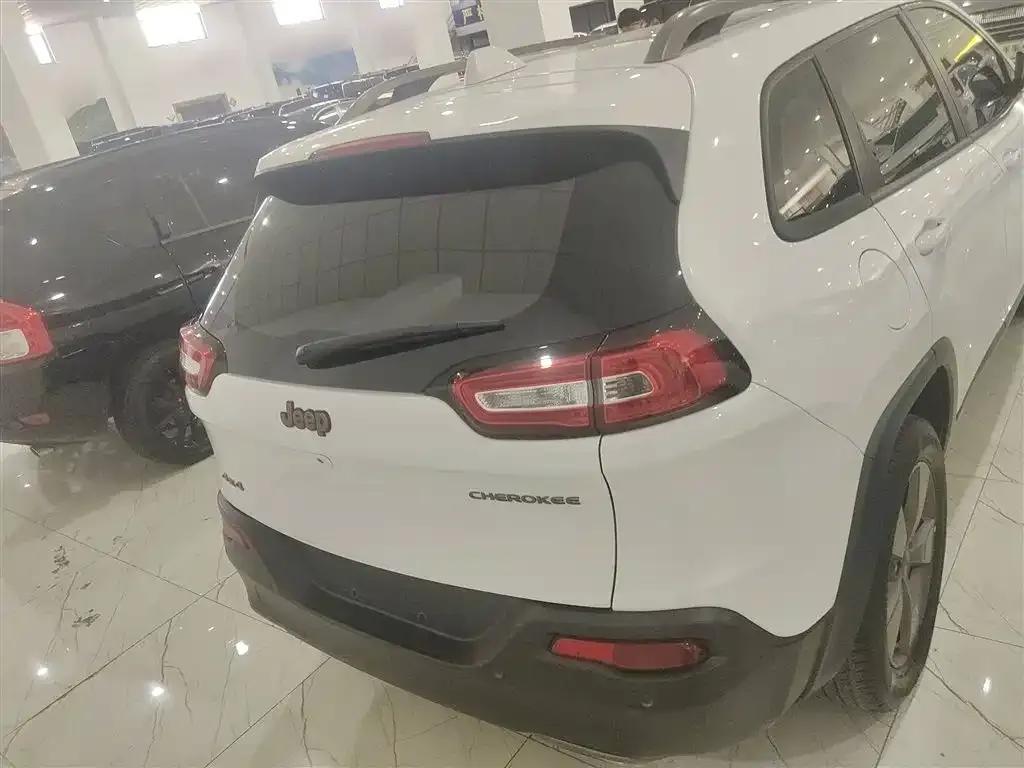 Jeep Cherokee 2016 2.4L 75th Anniversary Edition — миниатюра 6