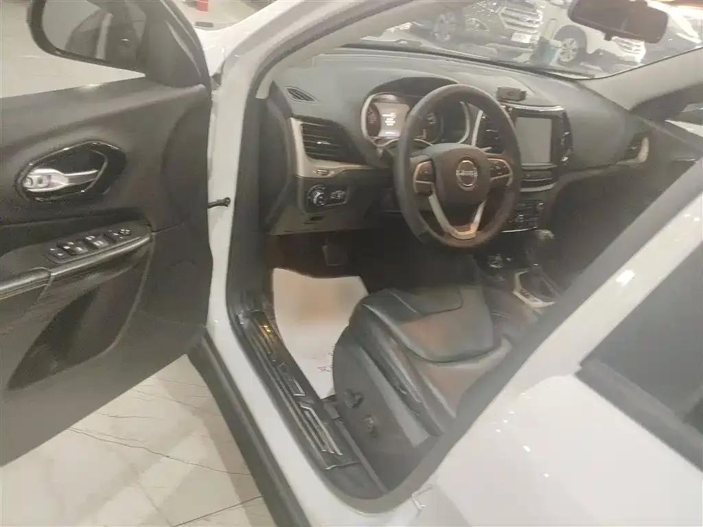 Jeep Cherokee 2016 2.4L 75th Anniversary Edition — миниатюра 9