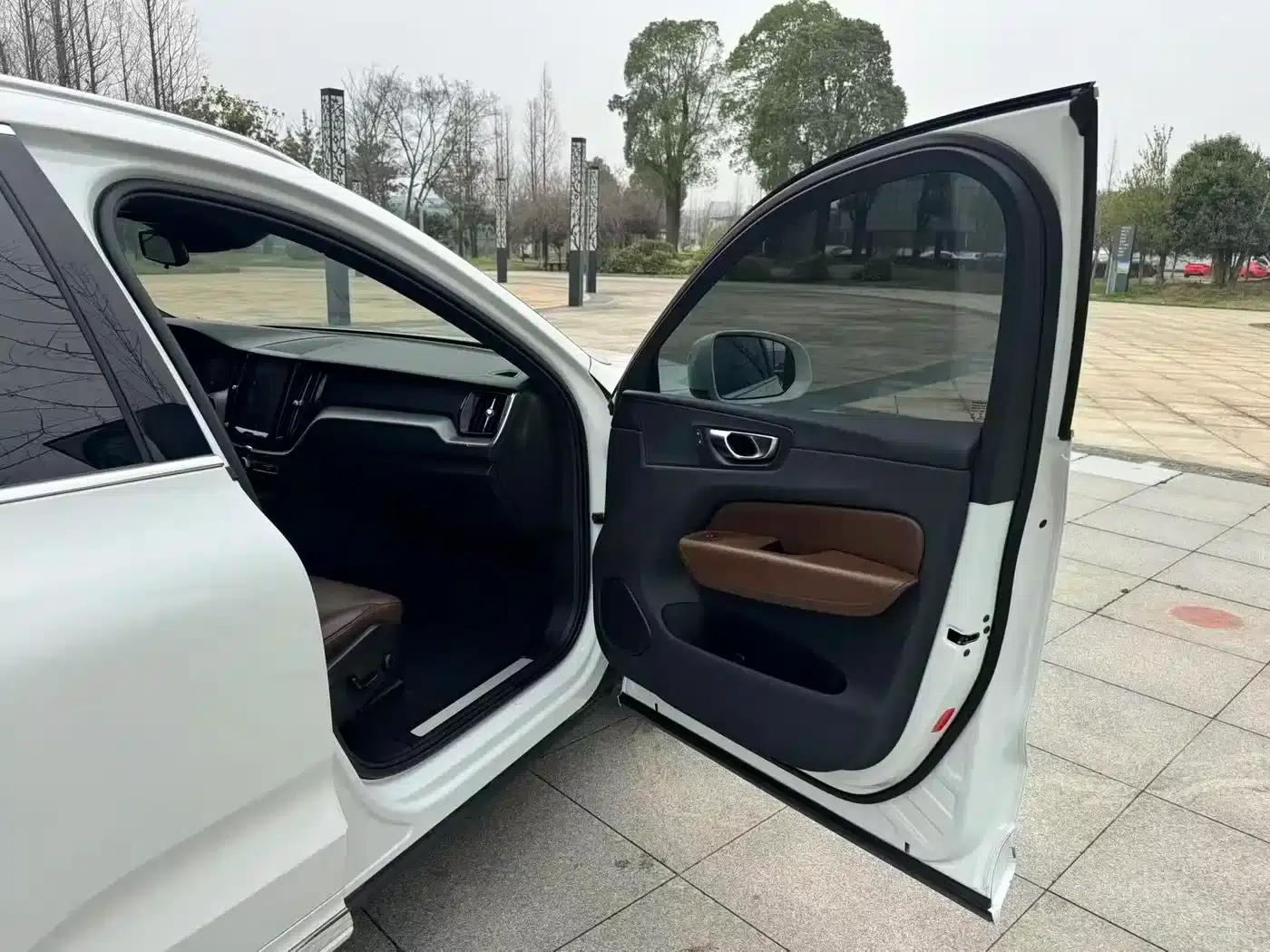 2021 Volvo XC60 T5 AWD Inscription Luxury Edition — миниатюра 25