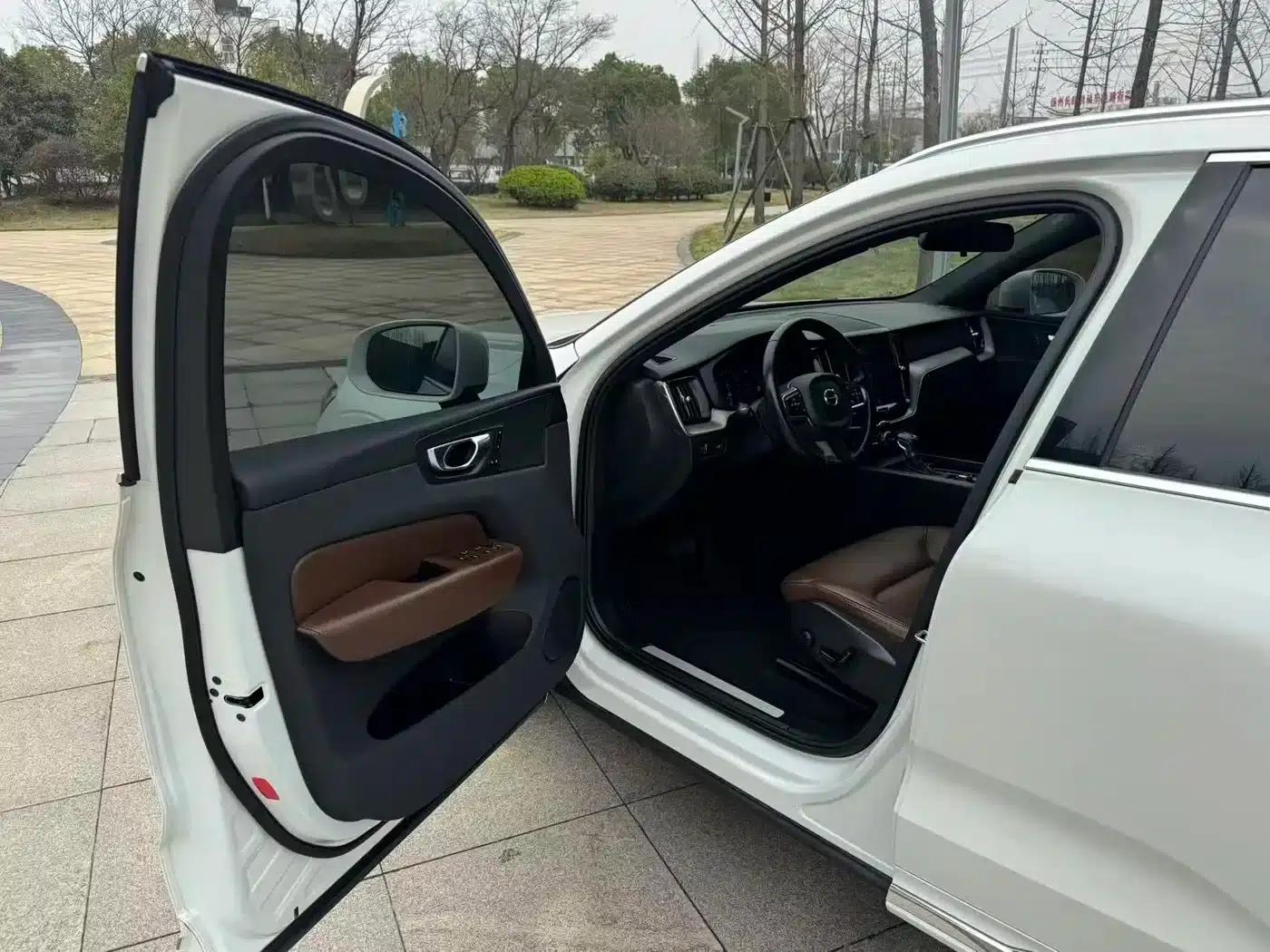 2021 Volvo XC60 T5 AWD Inscription Luxury Edition — миниатюра 28