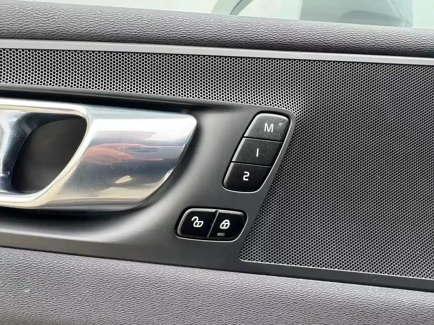 2021 Volvo XC60 T5 AWD Inscription Luxury Edition — миниатюра 31