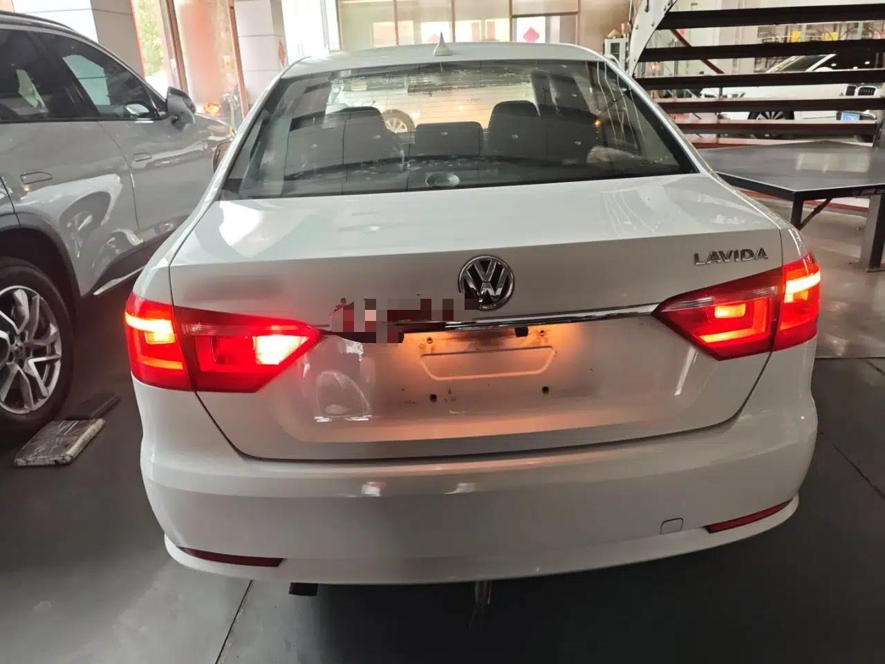 Volkswagen Lavida 2015 1.6L Automatic Fashion Edition — миниатюра 3
