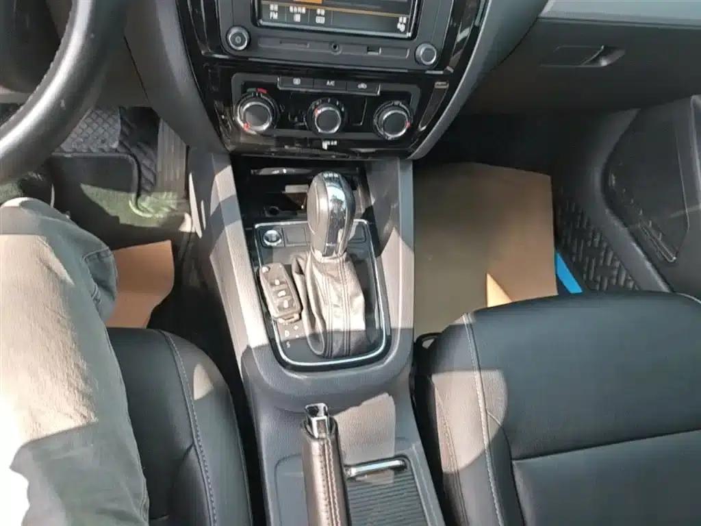 2017 Volkswagen Sagitar 230TSI Automatic Comfort Edition — миниатюра 14