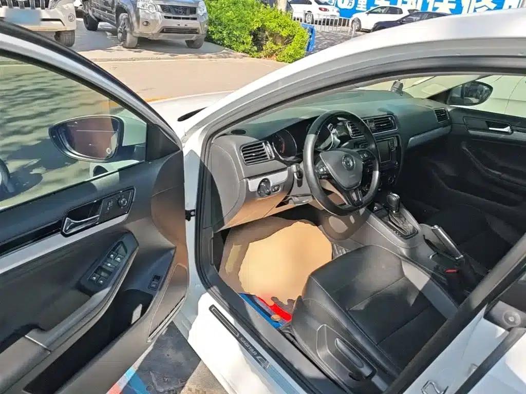 2017 Volkswagen Sagitar 230TSI Automatic Comfort Edition — миниатюра 16