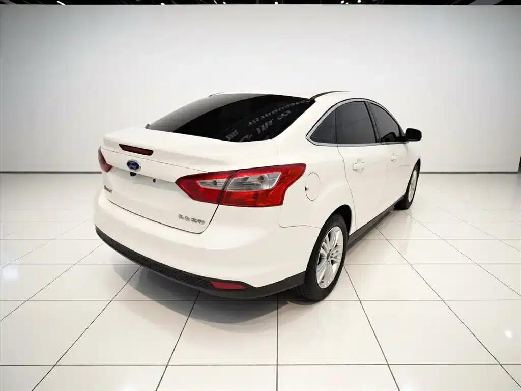 Ford Focus 2012 Sedan 1.6L Automatic Comfort — миниатюра 7