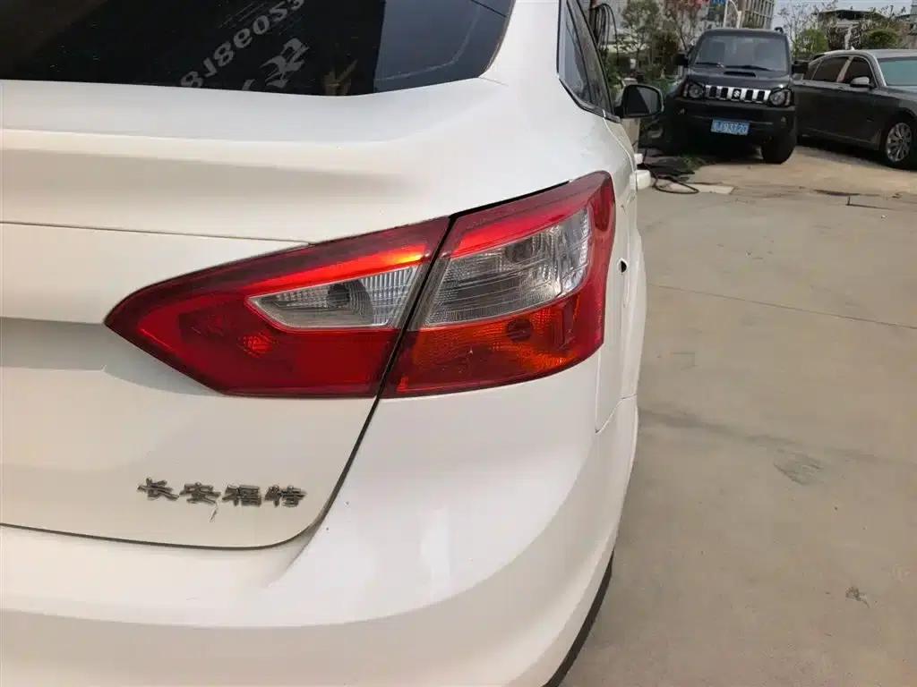 Ford Focus 2012 Sedan 1.6L Automatic Comfort — миниатюра 8