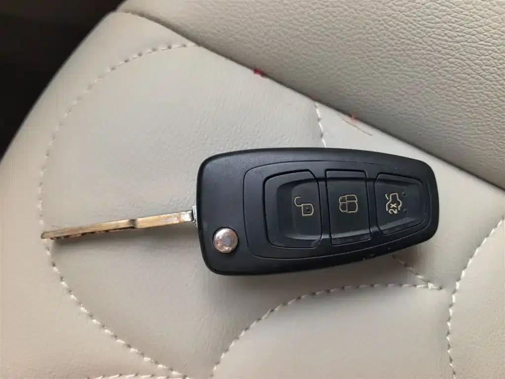 Ford Focus 2012 Sedan 1.6L Automatic Comfort — миниатюра 9