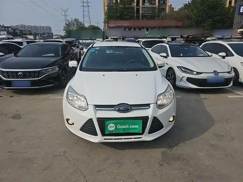 Ford Focus 2012 Hatchback 1.6L Automatic Comfort — миниатюра 3