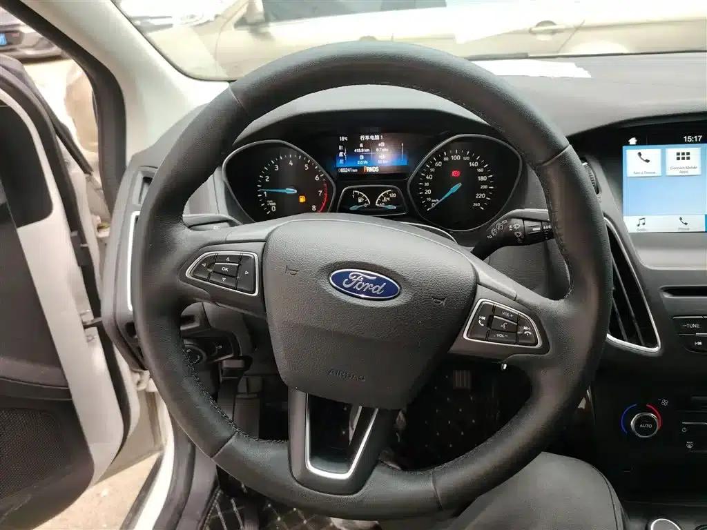 2015 Ford Focus Hatchback EcoBoost 180 Automatic Elite — миниатюра 3