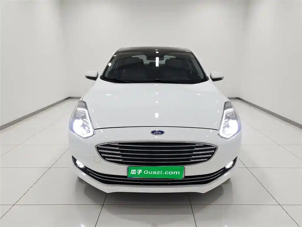 Ford Focus 2019 EcoBoost 125 Automatic Premium Edition — миниатюра 3