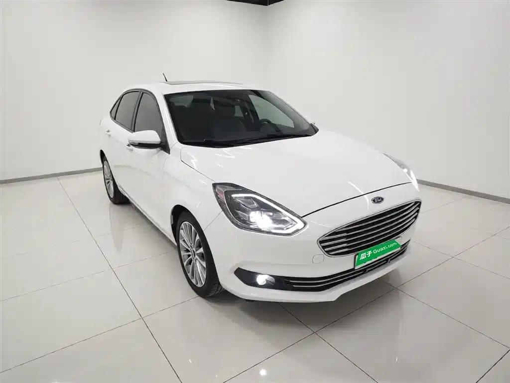 Ford Focus 2019 EcoBoost 125 Automatic Premium Edition — миниатюра 4