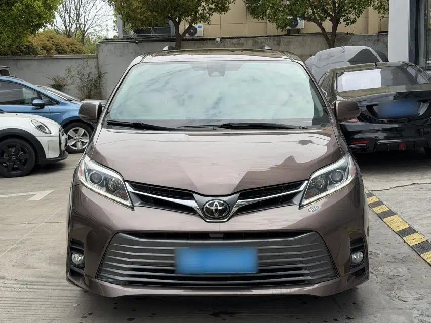 Toyota SIENNA  — миниатюра 2
