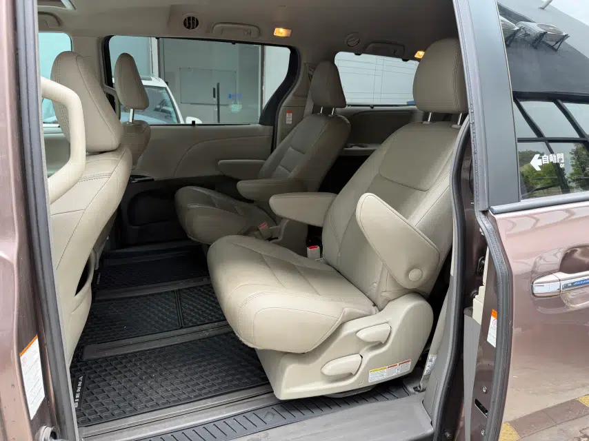 Toyota SIENNA  — миниатюра 12