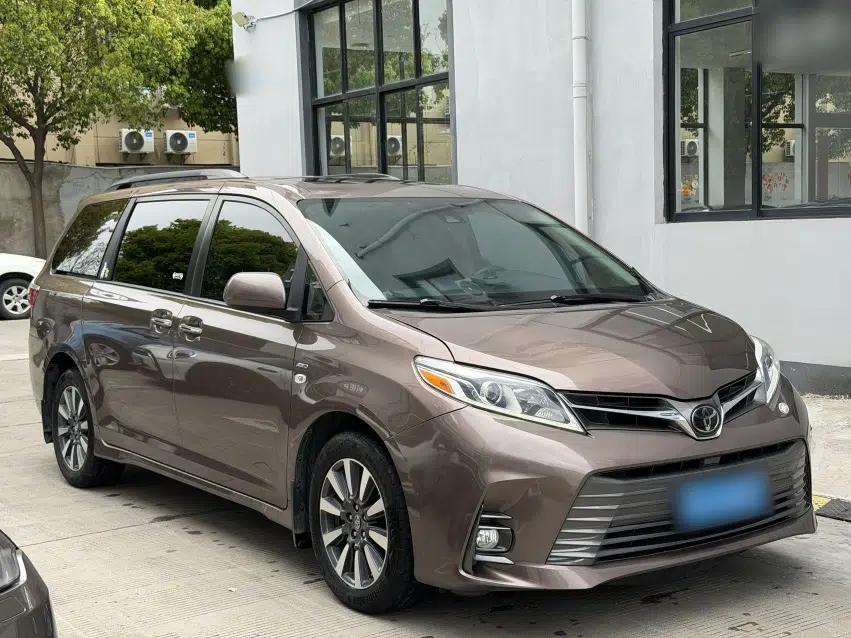 Toyota SIENNA  — миниатюра 3