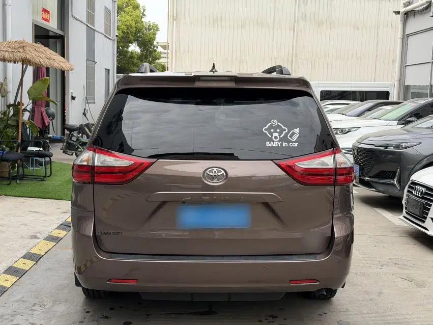 Toyota SIENNA  — миниатюра 5