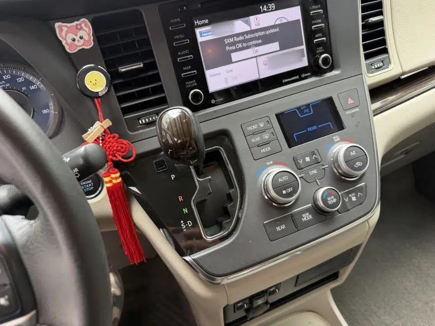 Toyota SIENNA  — миниатюра 10