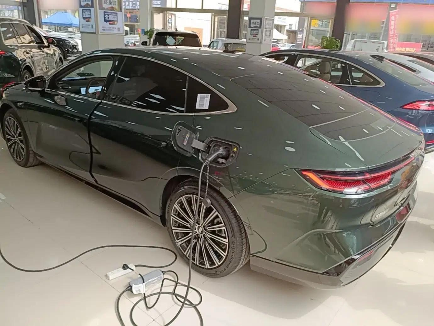 Geely Galaxy 8 2025 130km EM-i Flagship Edition — миниатюра 4