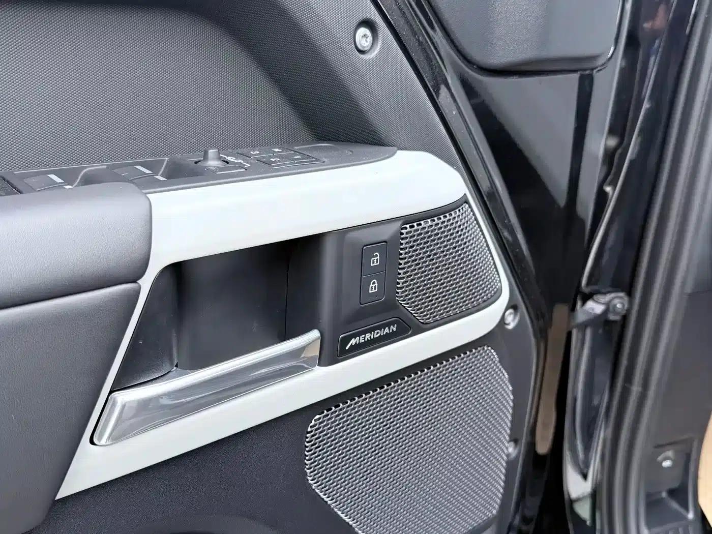 2024 Land Rover Defender 110 3.0T P400 XS — миниатюра 11