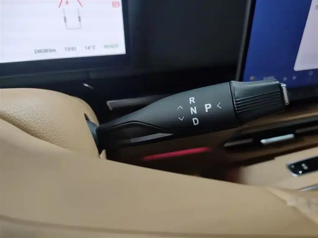 Voyah Dreamer 2025 PHEV AWD Flagship Kunpeng Edition — миниатюра 10