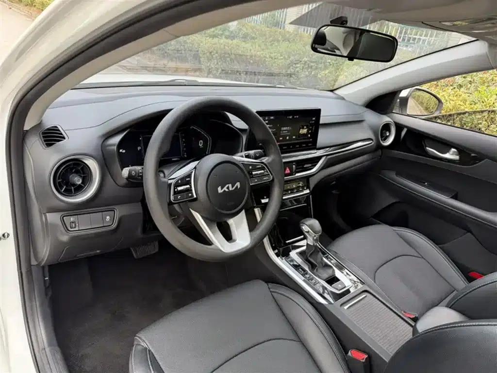Kia K3 2021 Facelift 1.5L CVT Fashion Edition — миниатюра 12