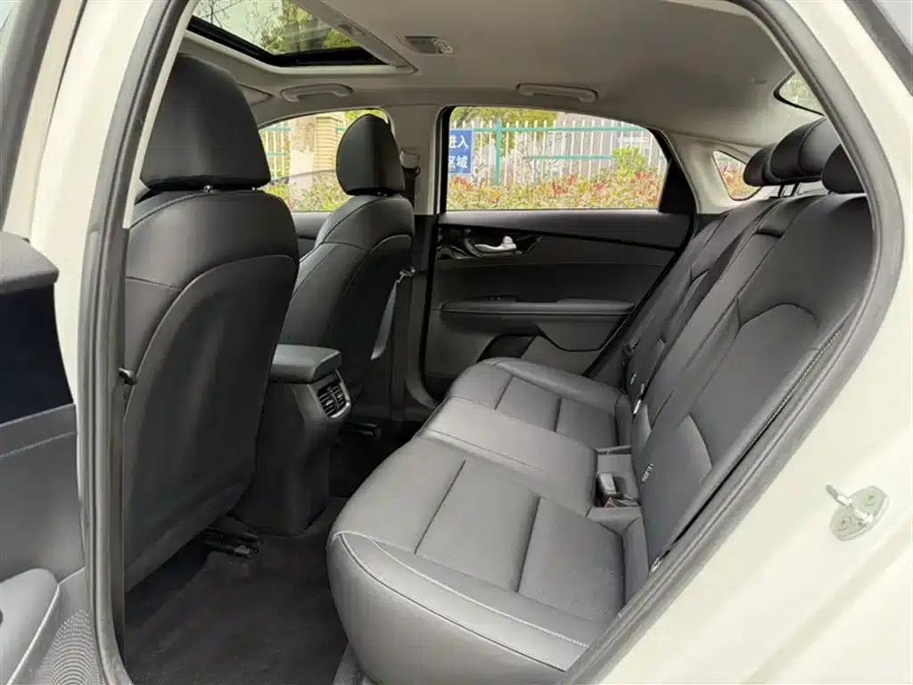 Kia K3 2021 Facelift 1.5L CVT Fashion Edition — миниатюра 16