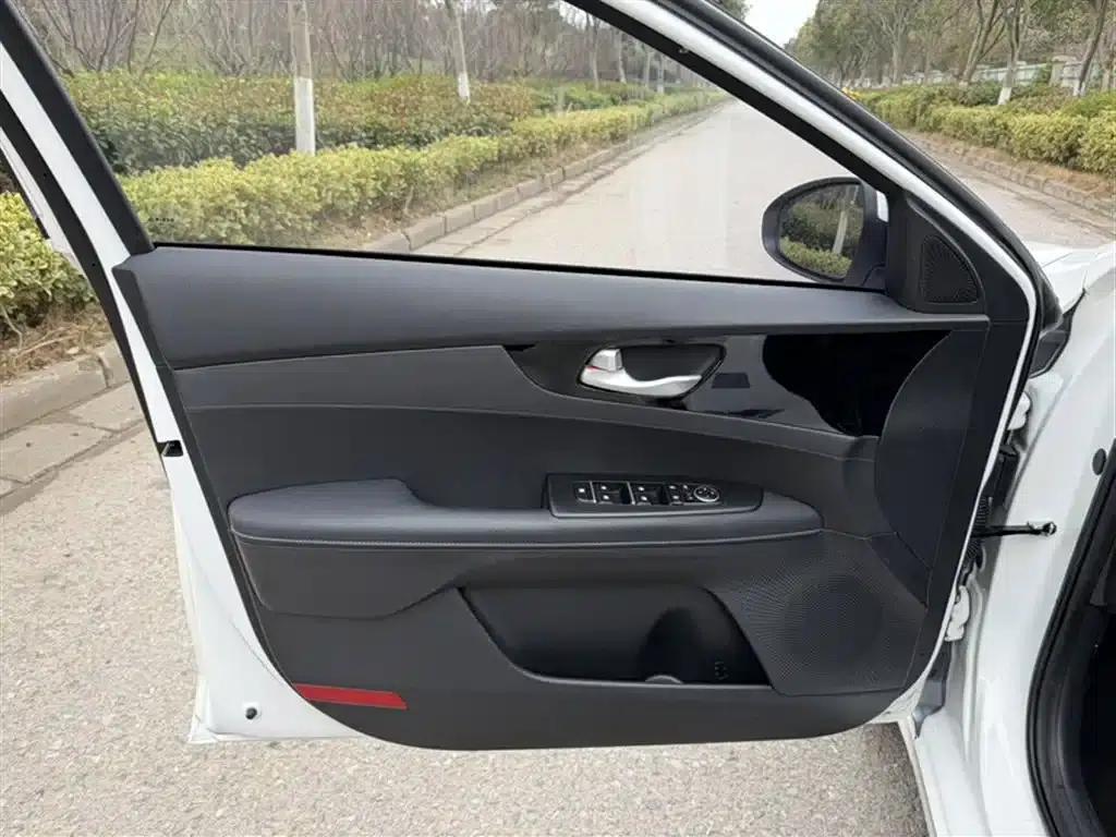 Kia K3 2021 Facelift 1.5L CVT Fashion Edition — миниатюра 17