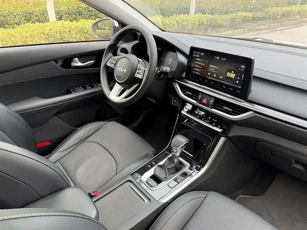 Kia K3 2021 Facelift 1.5L CVT Fashion Edition — миниатюра 18