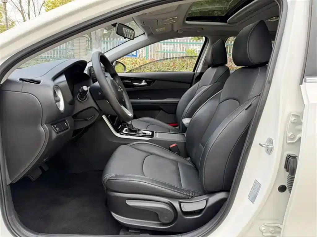 Kia K3 2021 Facelift 1.5L CVT Fashion Edition — миниатюра 20