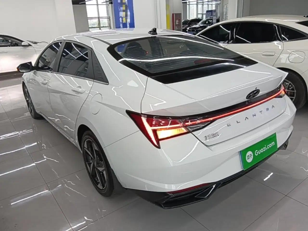 Hyundai Elantra 2021 1.5L CVT LUX Prestige Edition — миниатюра 4