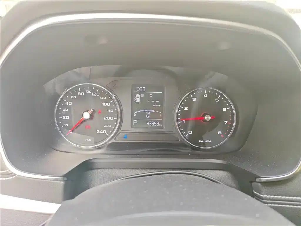 Roewe RX5 2019 20T Two-Wheel Drive Automatic 4G Connected Platinum Edition — миниатюра 4