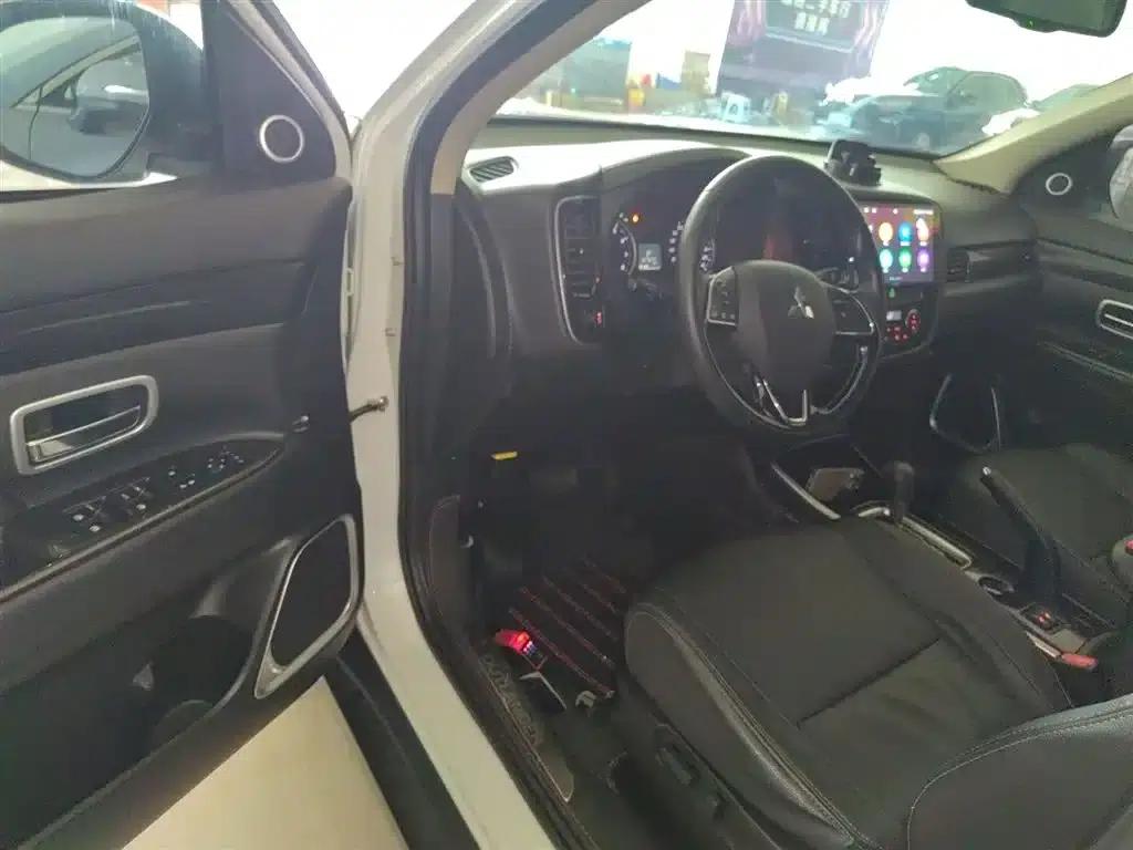 Outlander 2018 2.0L 2WD Glory Edition 5-seater — миниатюра 16