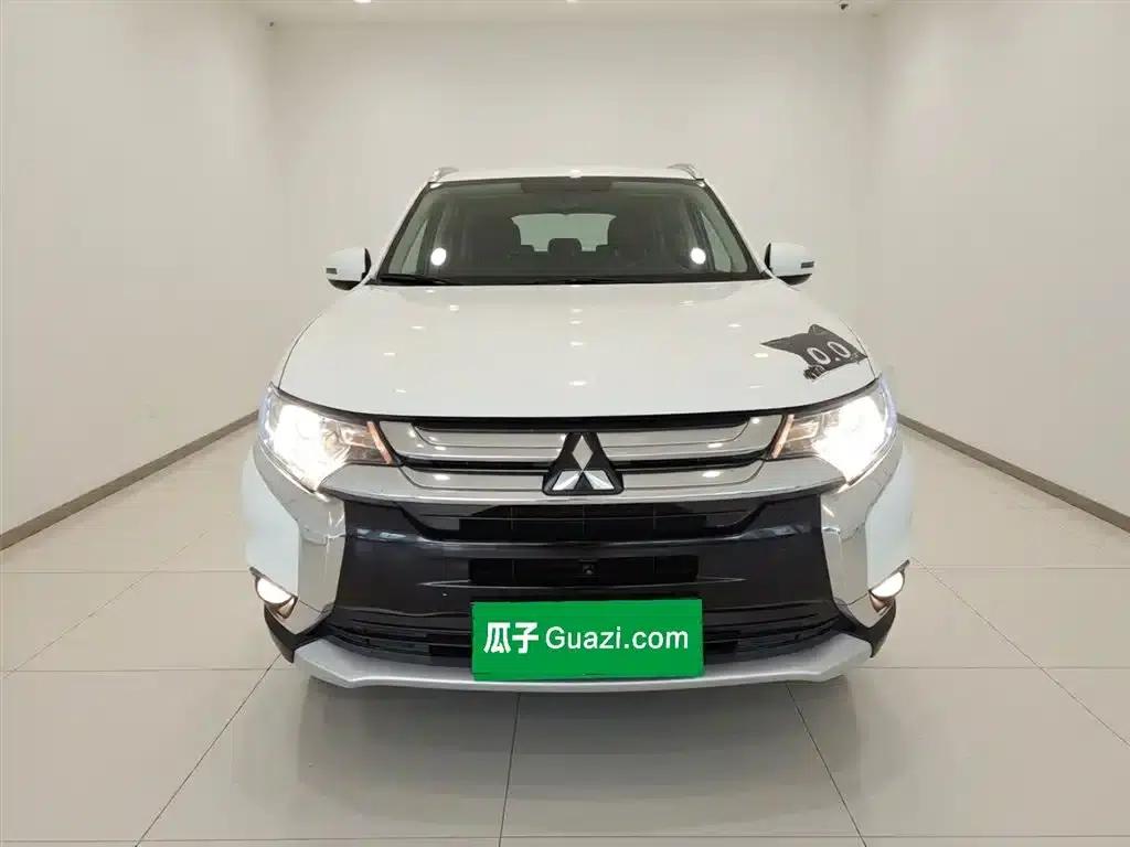 Outlander 2018 2.0L 2WD Glory Edition 5-seater — миниатюра 3