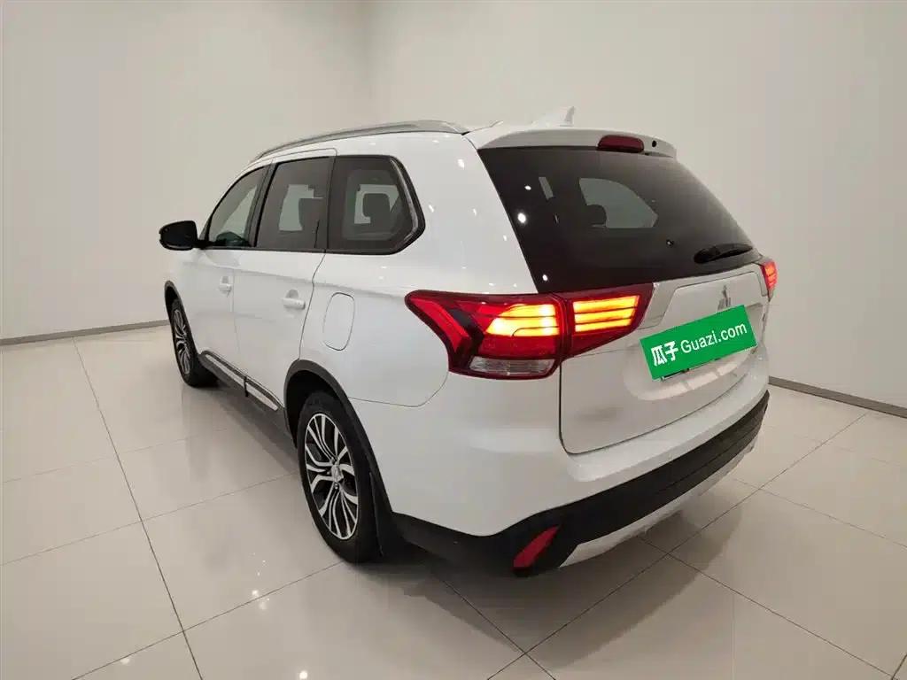Outlander 2018 2.0L 2WD Glory Edition 5-seater — миниатюра 5