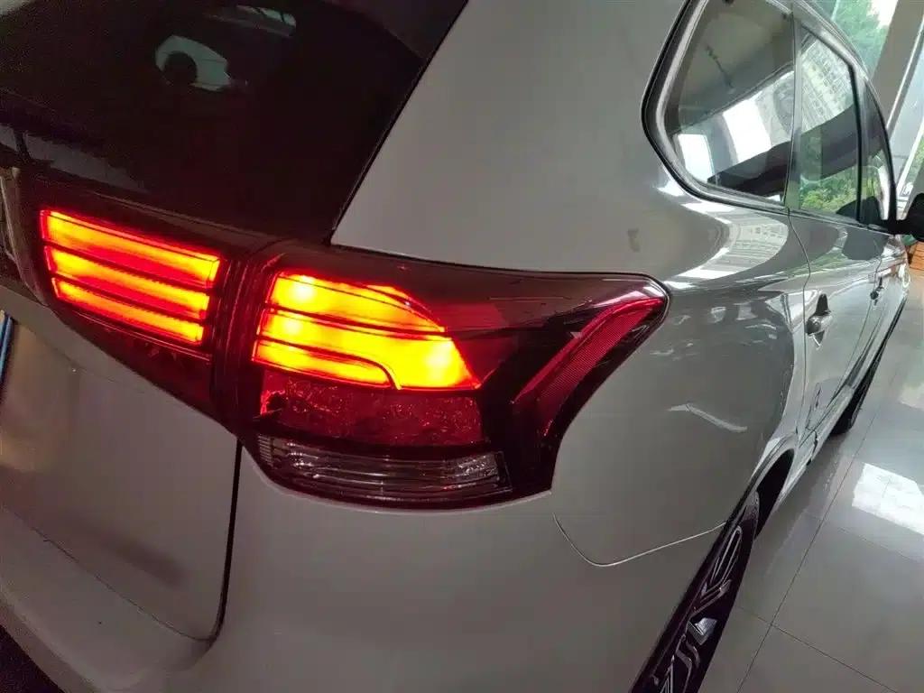 Outlander 2018 2.0L 2WD Glory Edition 5-seater — миниатюра 8