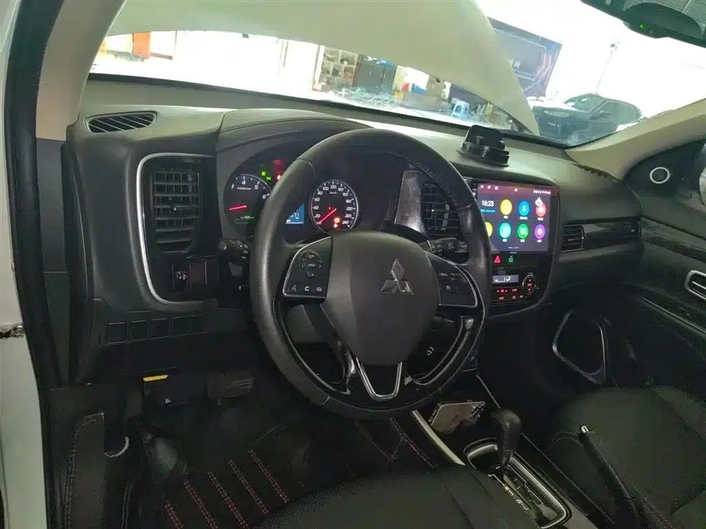 Outlander 2018 2.0L 2WD Glory Edition 5-seater — миниатюра 10