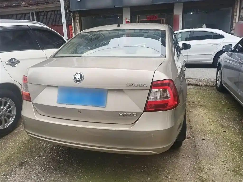 Rapid 2015 1.6L Automatic Smart Selection Model — миниатюра 6