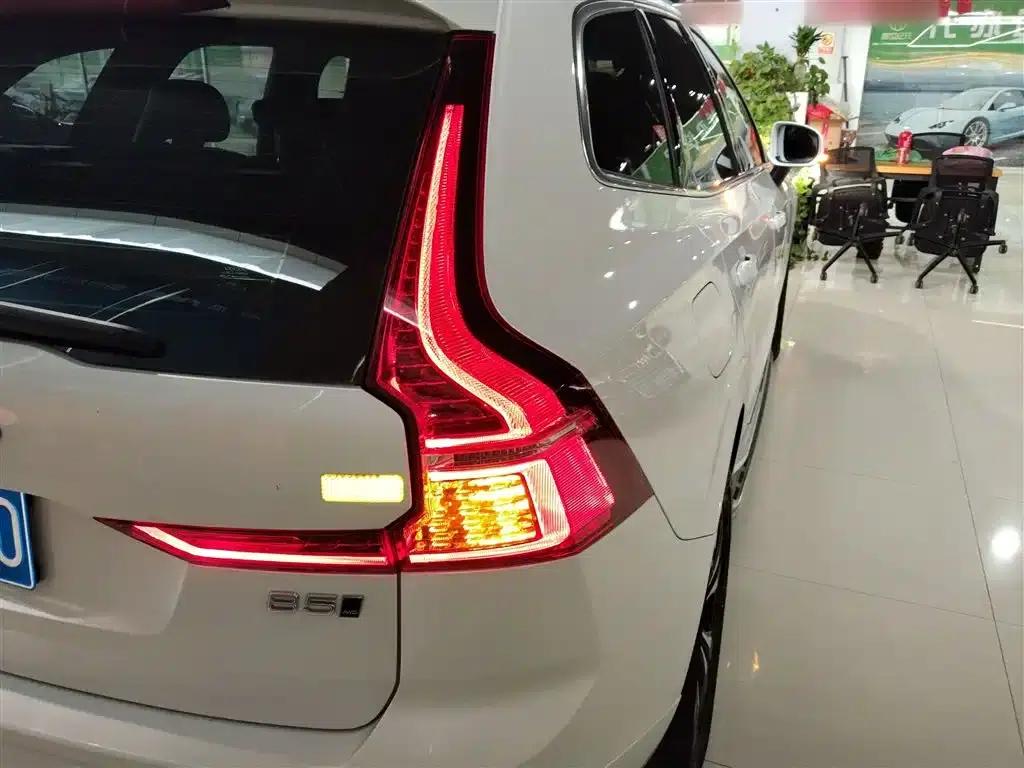 2022 Volvo XC60 B5 AWD Inscription Luxury Edition — миниатюра 8