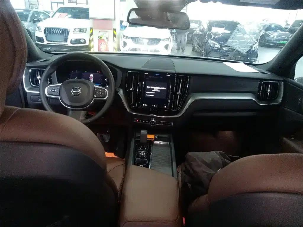 2024 Volvo XC60 B5 AWD Inscription Luxury Edition — миниатюра 6