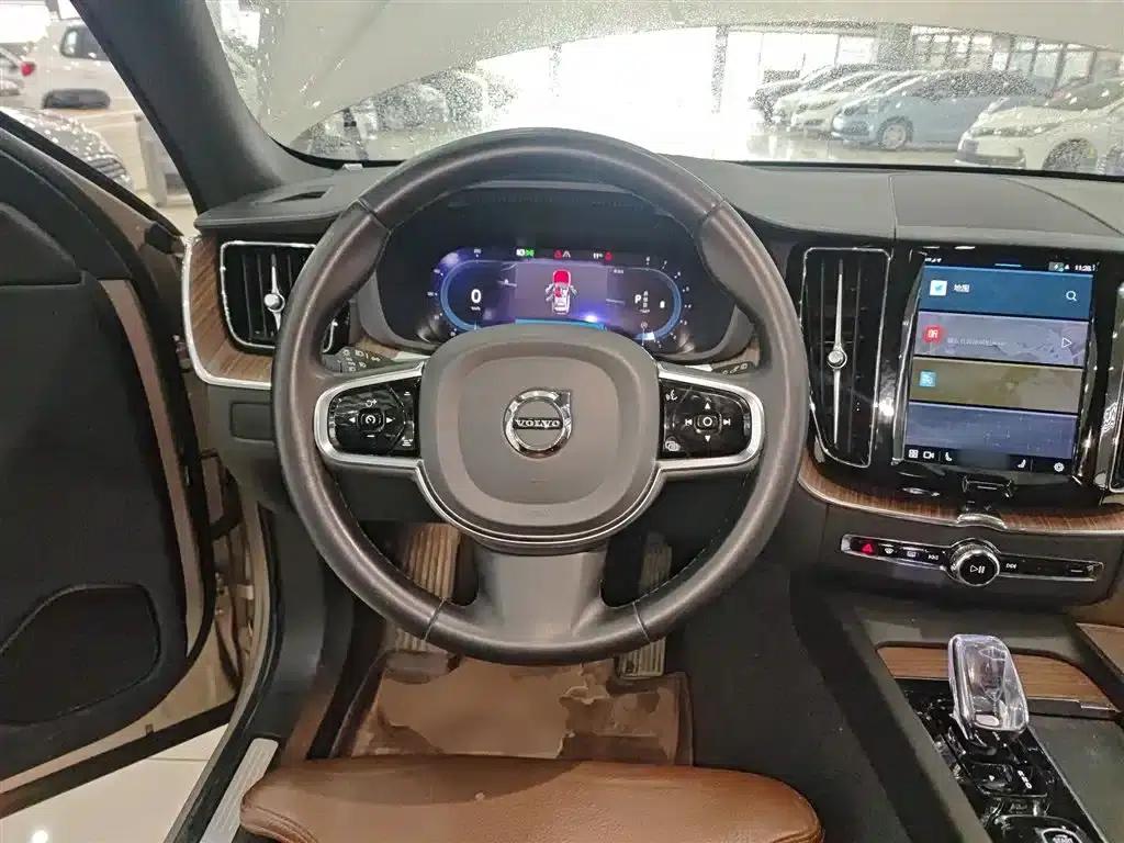 2023 Volvo XC60 B5 AWD Inscription Luxury Edition — миниатюра 11