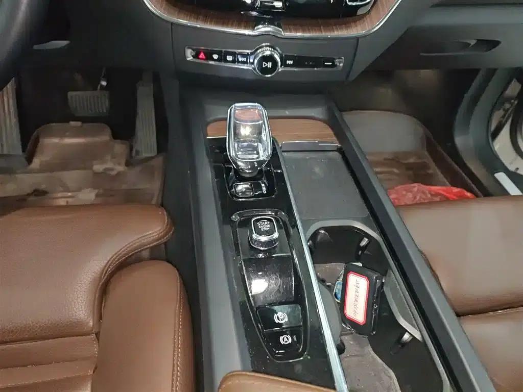 2023 Volvo XC60 B5 AWD Inscription Luxury Edition — миниатюра 14