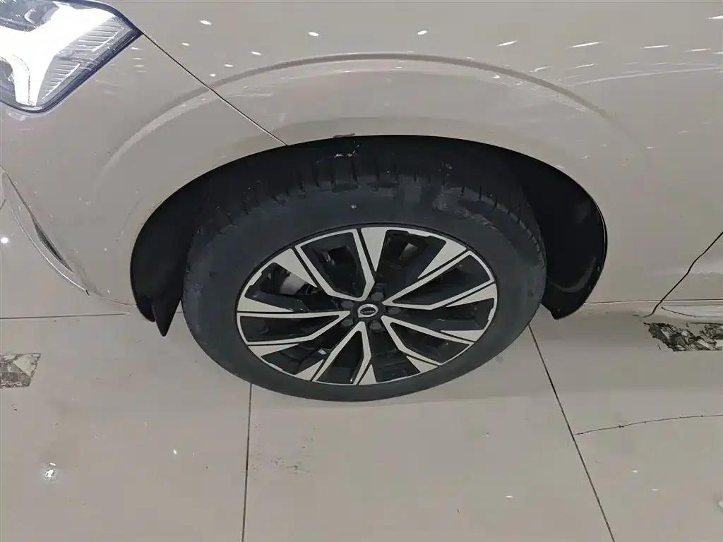 2023 Volvo XC60 B5 AWD Inscription Luxury Edition — миниатюра 23