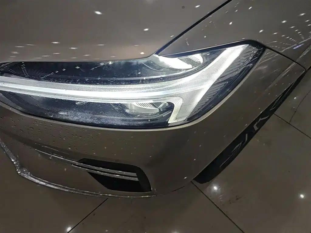 2023 Volvo XC60 B5 AWD Inscription Luxury Edition — миниатюра 24