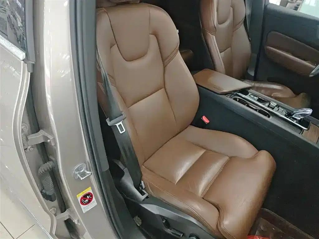 2023 Volvo XC60 B5 AWD Inscription Luxury Edition — миниатюра 25