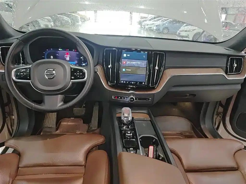 2023 Volvo XC60 B5 AWD Inscription Luxury Edition — миниатюра 10