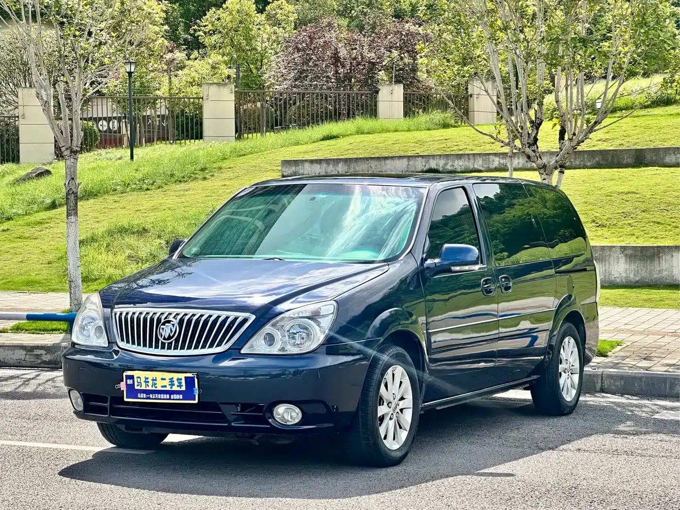Buick GL8 2011 2.4L CT Luxury Business Comfort Edition — миниатюра 1
