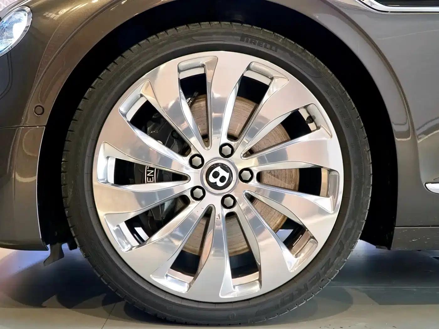 Flying Spur 2022 4.0T V8 Standard Edition — миниатюра 4