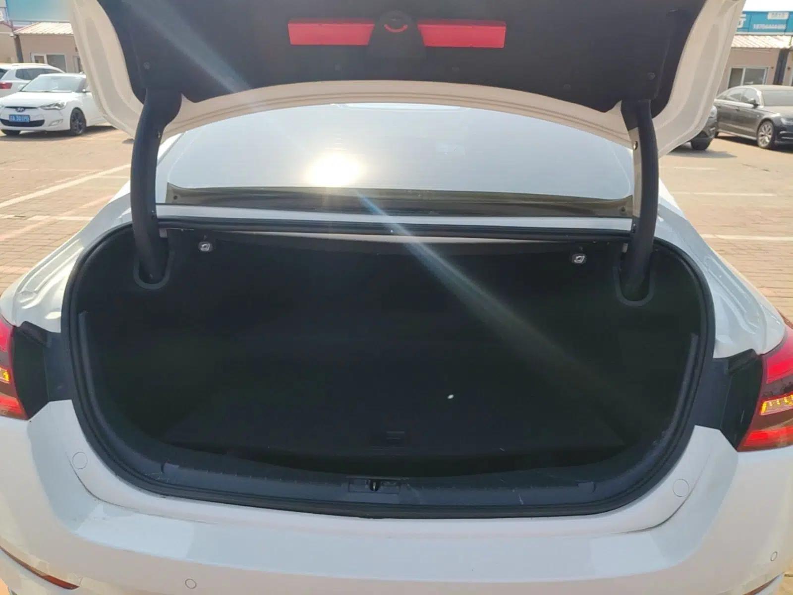 Hongqi H5 2022 Classic Model Facelift 1.8T Automatic Smart Connect Flagship Edition — миниатюра 21