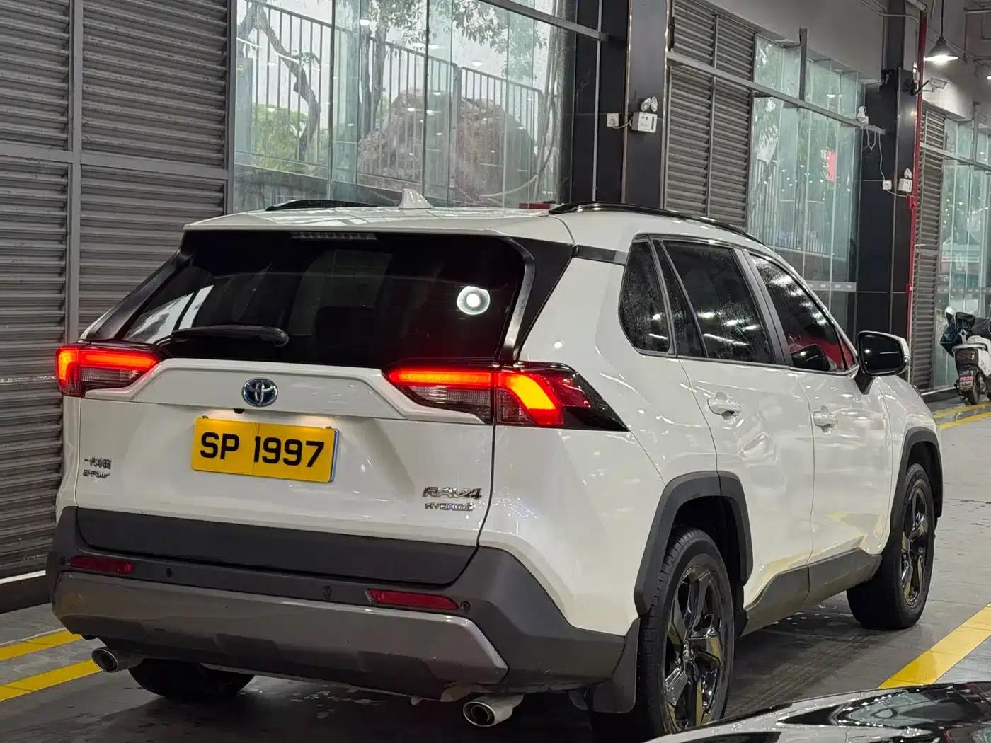 RAV4 2021 Hybrid 2.5L E-CVT AWD Elite PLUS Edition — миниатюра 4
