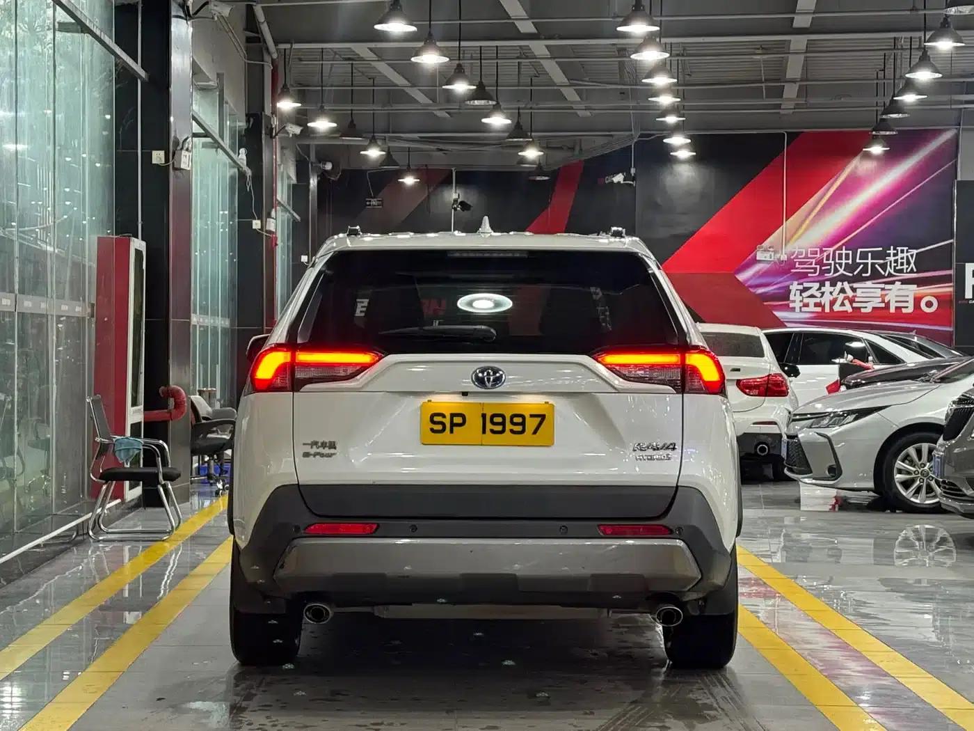 RAV4 2021 Hybrid 2.5L E-CVT AWD Elite PLUS Edition — миниатюра 5